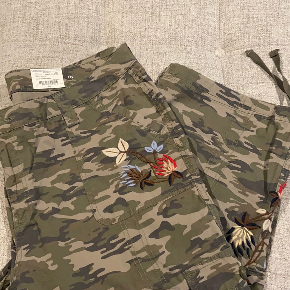 St. John’s Capri camo print with embroidery floral print brand new